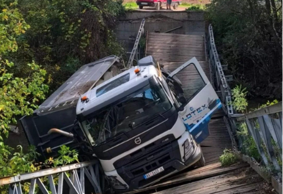 (FOTO) HAOS KOD SVILAJNCA Most se srušio dok je kamion prelazio preko njega