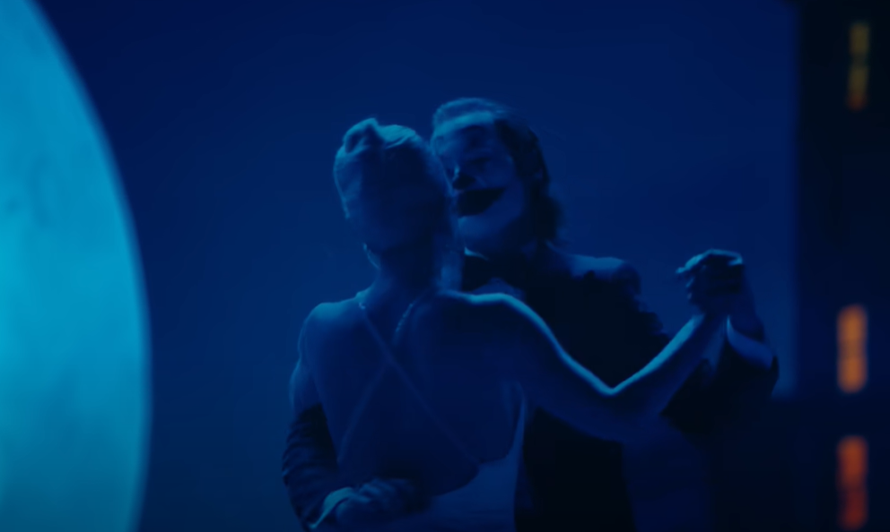 (VIDEO) REDITELJ JE ODLUČIO Izbačena scena u kojoj Lejdi Gaga ljubi ženu