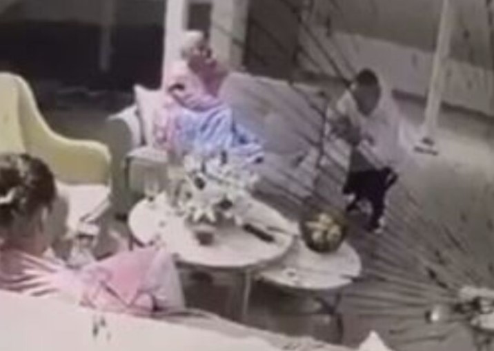 (UZNEMIRUJUĆI VIDEO) BRUTALNO NASILJE Pojavio se jeziv snimak premlaćivanja pjevačice Aldine Bajić