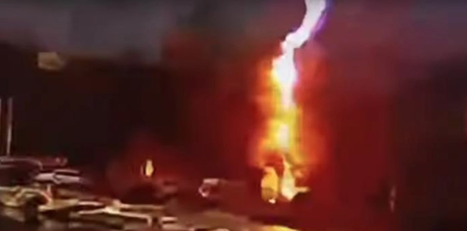 (VIDEO) JEZIV SNIMAK Snimljen trenutak kada je grom pogodio šetalište u Baru