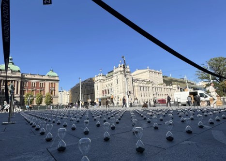 ŠTA SE DEŠAVA U CENTRU BEOGRADA? Na Trgu Republike postavljeno na stotine pješčanih satova, a evo kakvo značenje se krije iza toga