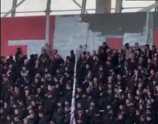 OTIŠLI NA GOSTOVANJE, PA "RENOVIRALI" STADION Navijači usred utakmice prefarbali svoj sektor