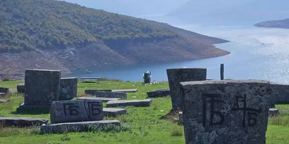 NAVIJAČKI GRAFITI PO SPOMENICIMA Stećci u Bileći na udaru vandala