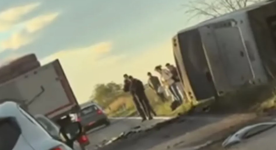 (VIDEO) POGINULA JEDNA OSOBA Novi jezivi snimak sa mjesta tragičnog sudara auta i đačkog autobusa