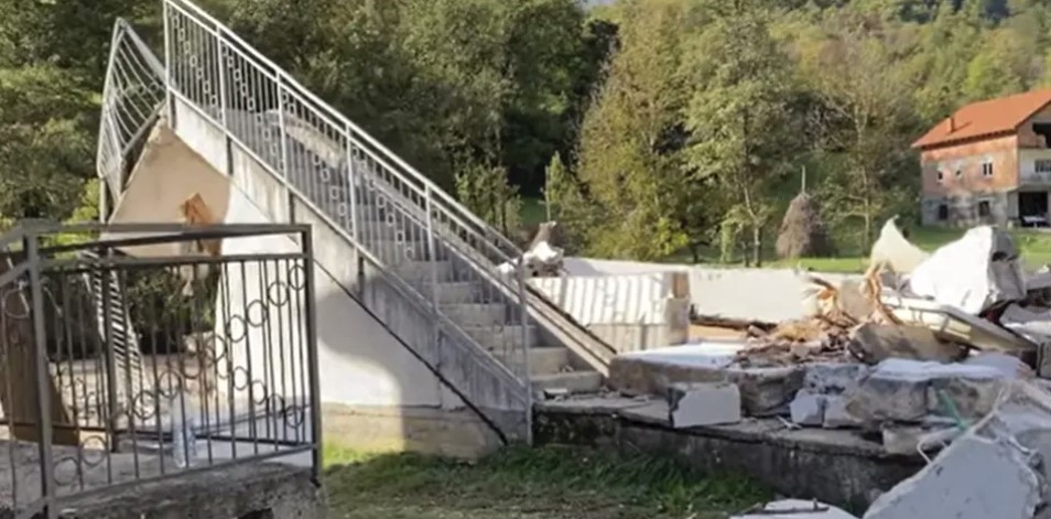 STRAVIČNI PRIZORI NAKON POPLAVA Voda odnijela cijelu kuću, samo stepenice i ograda ostali netaknuti