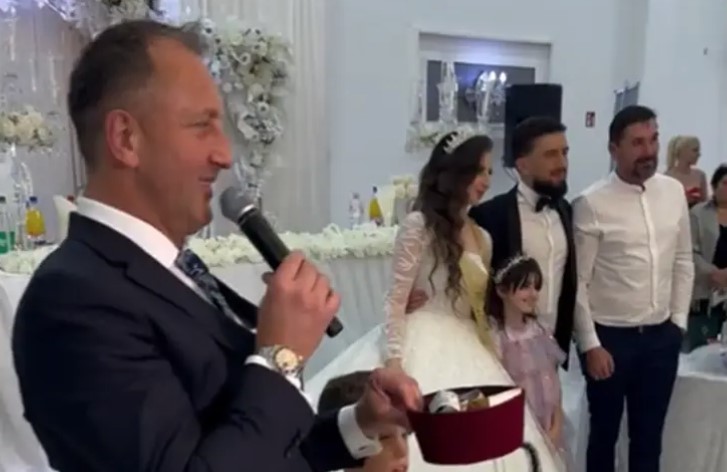 (VIDEO) PREDIVAN GEST Mladenci i gosti na svadbi u Njemačkoj donirali novac za poplavljena područja u BiH