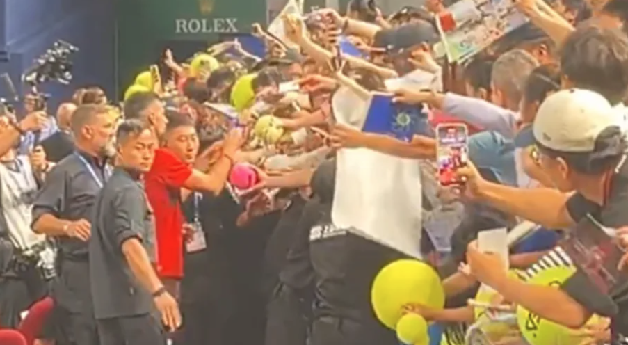 (VIDEO) SVI ŽELE DA VIDE IKONU BIJELOG SPORTA Delirijum u Šangaju zbog Đokovića