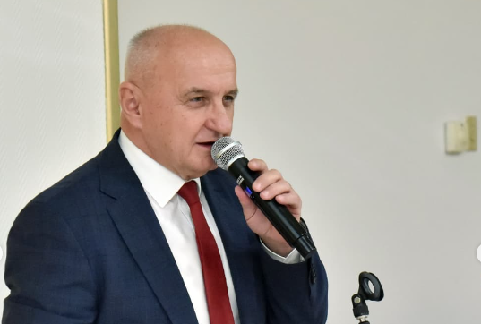 (VIDEO) DUGO SKRIVAO MUZIČKI TALENAT Petar Đokić se uhvatio mikrofona, pa pomeo kunkurenciju