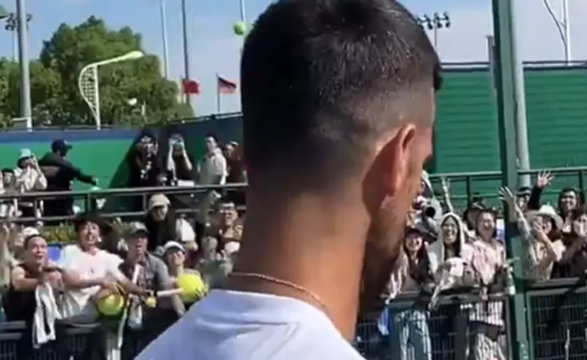 (VIDEO) POTPUNO LUDILO ZBOG ĐOKOVIĆA Poslušajte kako Kinezi pjevaju Bože pravde