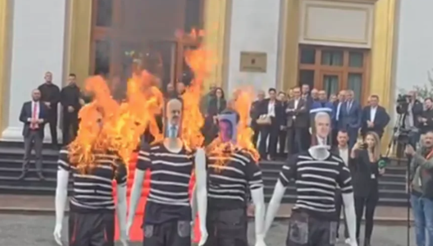(VIDEO) NEREDI U PARLAMENTU ALBANIJE Opozicionari palili figure Rame i drugih političara