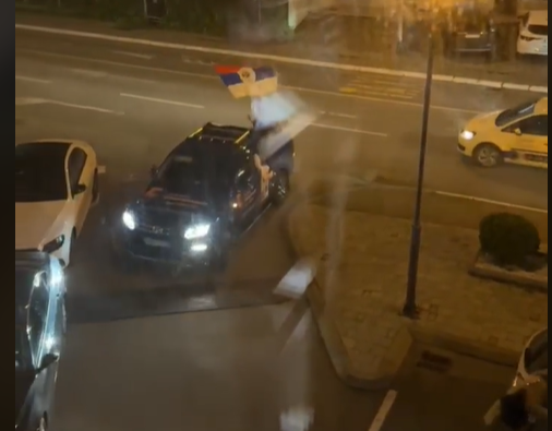 (VIDEO) PDP SLAVI POBJEDU U BANJALUCI Pristalice Draška Stanivukovića se okupljaju pred štabom! Počinje proslava u gradu!