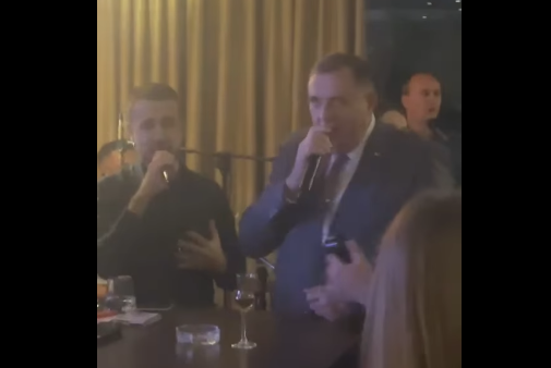 (VIDEO) "ROMANIJA" SE ORI IZ CENTRA BANJALUKE Dodik zapjevao čuveni hit! Predsjednik SNSD-a ima razloga za slavlje!