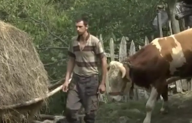 ONO ŠTO JE ON URADIO ZA RODITELJE NE BI NIKO Živi u kući od blata, vodu pije sa potoka, divlje životinje su mu društvo