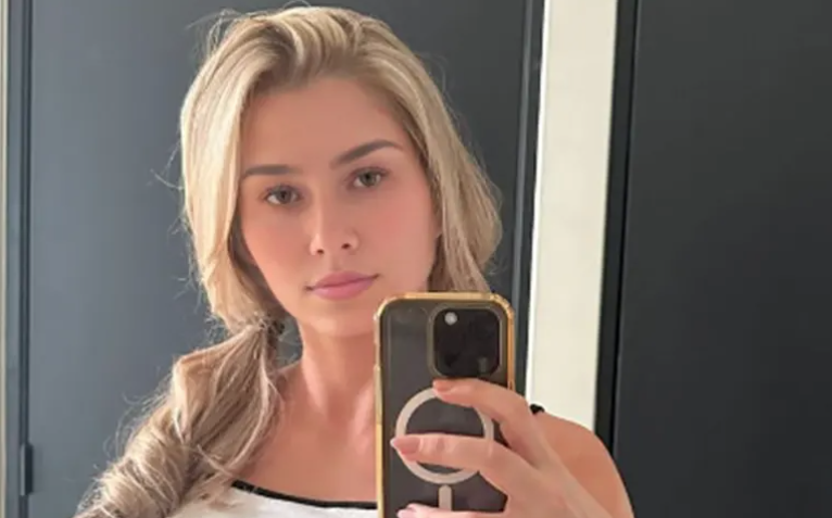 (FOTO) PRIZOR ĆE VAS ŠOKIRATI Djevojka ima tri dojke i profitira od toga