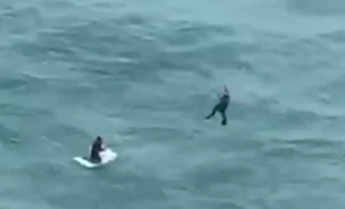 (VIDEO) SATIMA NA FRIŽIDERU PLUTAO 50 KM OD OBALE Muškarac preživio uragan "Milton"