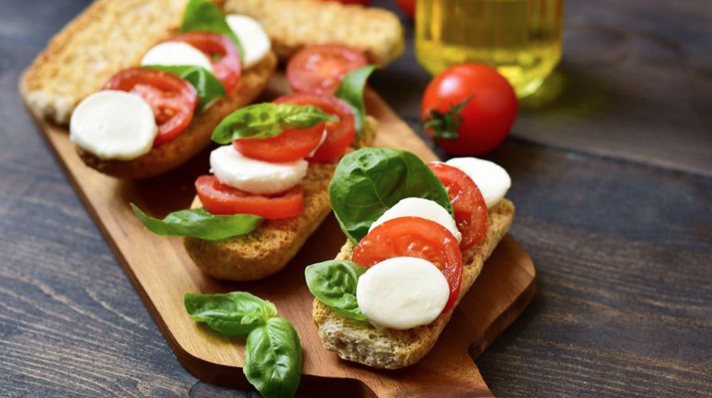 IDEALAN DORUČAK Brusketi kapreze i ukus Italije na tanjiru