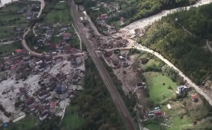 (VIDEO) "DRVO IM SPASILO ŽIVOT" Mašinovođa opisao potresne scene kada je voda u Jablanici počela da nosi sve pred sobom