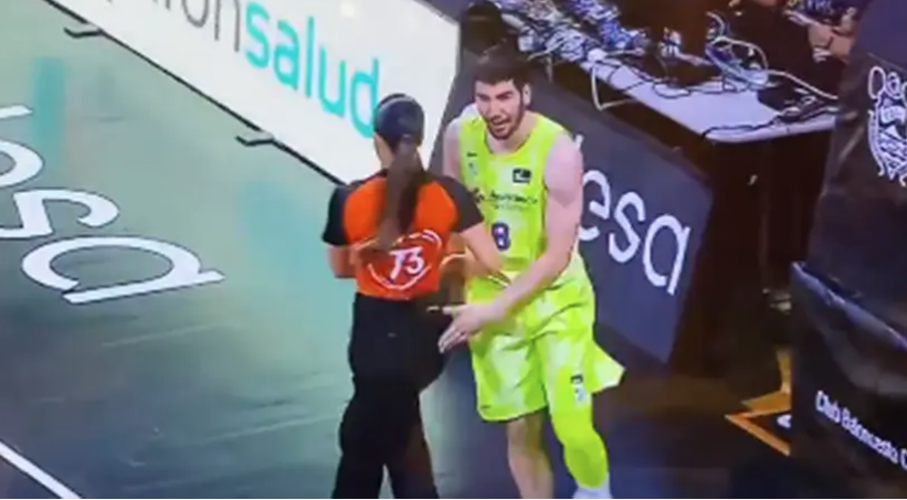(VIDEO) SKANDAL U ŠPANIJI Košarkaš Barselone potapšao rukom po zadnjici sudiju usred utakmice