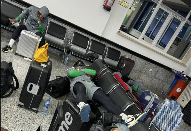 (FOTO) HAOS PRED MEČ KVALIFIKACIJA Igrači 15 sati zaglavljeni na aerodromu bez hrane, neće da igraju utakmicu!