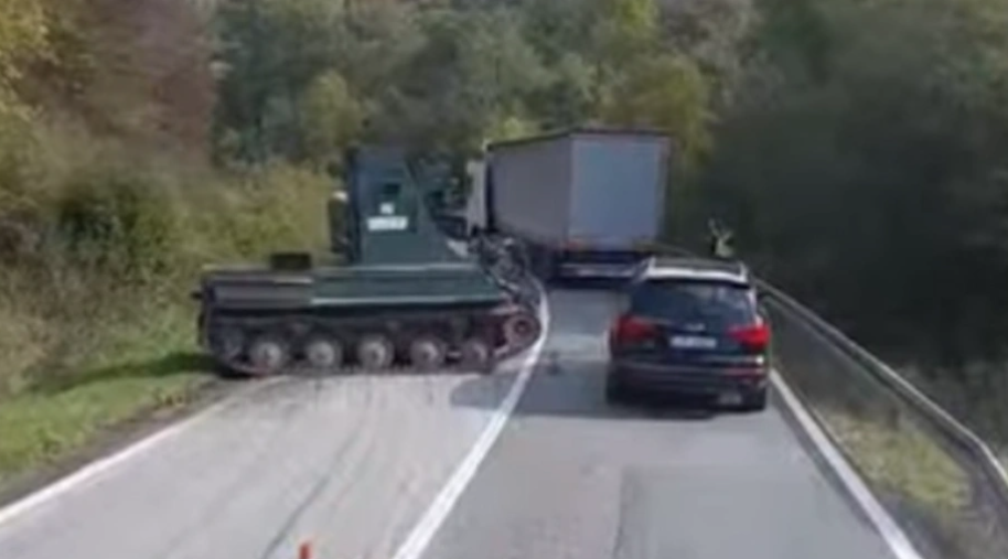 (VIDEO) DRAMA NA MAGISTRALNOM PUTU M18 Ispalo oklopno vozilo Oružanih snaga BiH na cestu