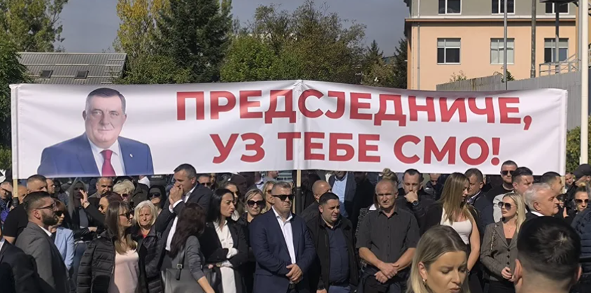 "PREDSJEDNIČE, UZ TEBE SMO" Okupljeni ispred Suda BiH poslali jasne poruke