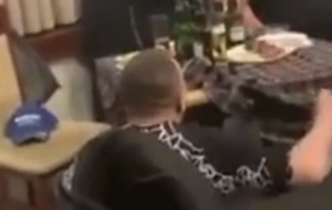 (VIDEO) VJEROVALI ILI NE Muškarac u Srbiji nosio kafanski sto u zubima