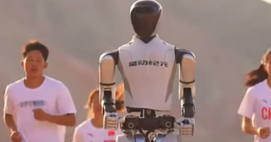 (VIDEO) TRKA ROBOTA U PUSTINJI Jedan u patikama, drugi trči bos