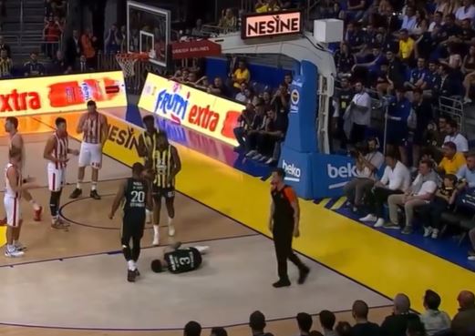 (VIDEO) JEZIVE SCENE NA TERENU Košarkaš Fenerbahčea doživio tešku povredu na startu Evrolige