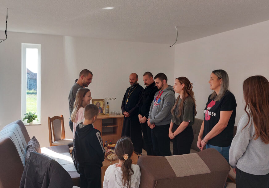 (FOTO) HUMANOST NA DJELU! Osmočlana porodica iz Brčkog dobila novi krov nad glavom