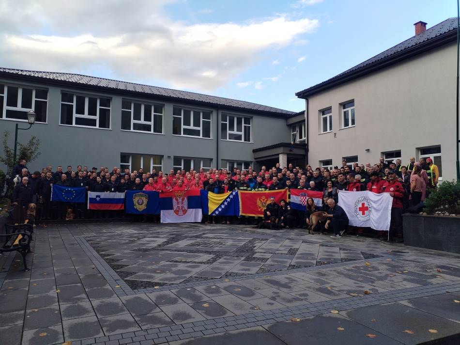 FOTOGRAFIJA IZ BiH SIMBOL ZAJEDNIŠTVA Spasioci iz regije ujedinjeni u solidarnosti