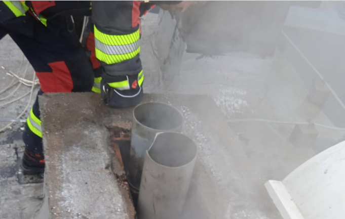 (FOTO) VATROGASCI IMALI PUNE RUKE POSLA Gorjeli stan i automobil u Banjaluci