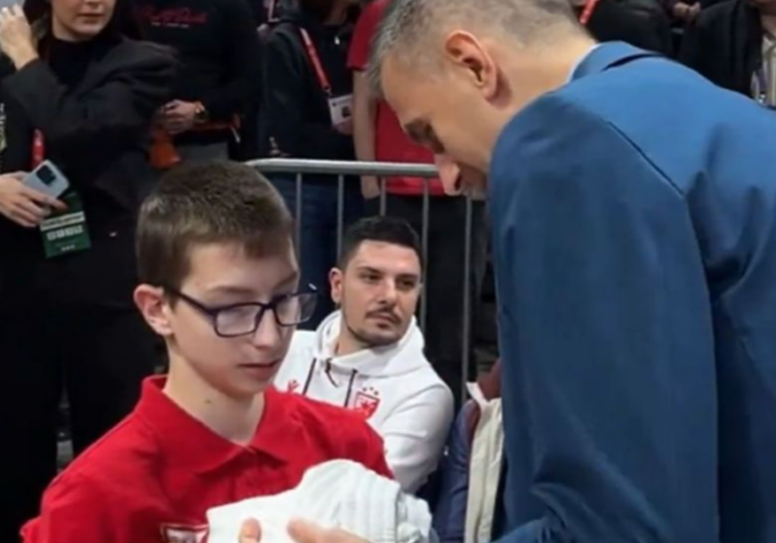 (VIDEO) UKRAO JE SRCA ŠIROM REGIONA! Ovako je Crvena zvezda na meču sa Barsom ugostila dječaka o kojem pričaju svi