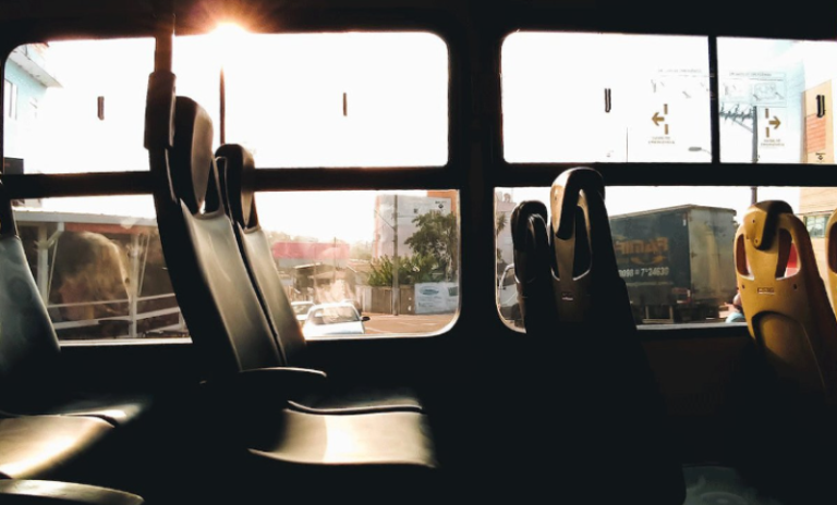 DRAMA NA KiM U autobusu koji prevozi učenike pronađeno oružje, noževi i bokser