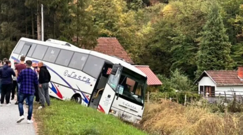 SAOBRAĆAJNA NEZGODA Autobus završio u njivi