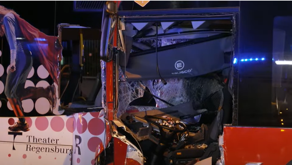 (VIDEO) STRAŠAN SUDAR AUTOBUSA NA MOSTU NA DUNAVU Povrijeđeno 50 ljudi, na terenu 300 hitnih službi