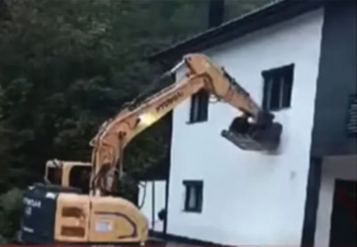 (VIDEO) SNALAZE SE KAKO ZNAJU I UMIJU! Ljude iz poplava u BiH spašavaju bagerima