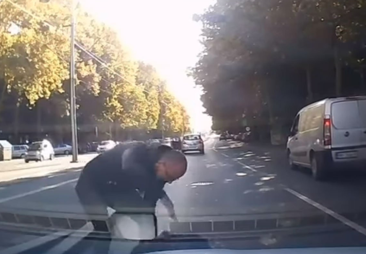 (VIDEO) UZNEMIRUJUĆI SNIMAK IZ BEOGRADA Retrovizorom udario starca, pa ga fizički napao