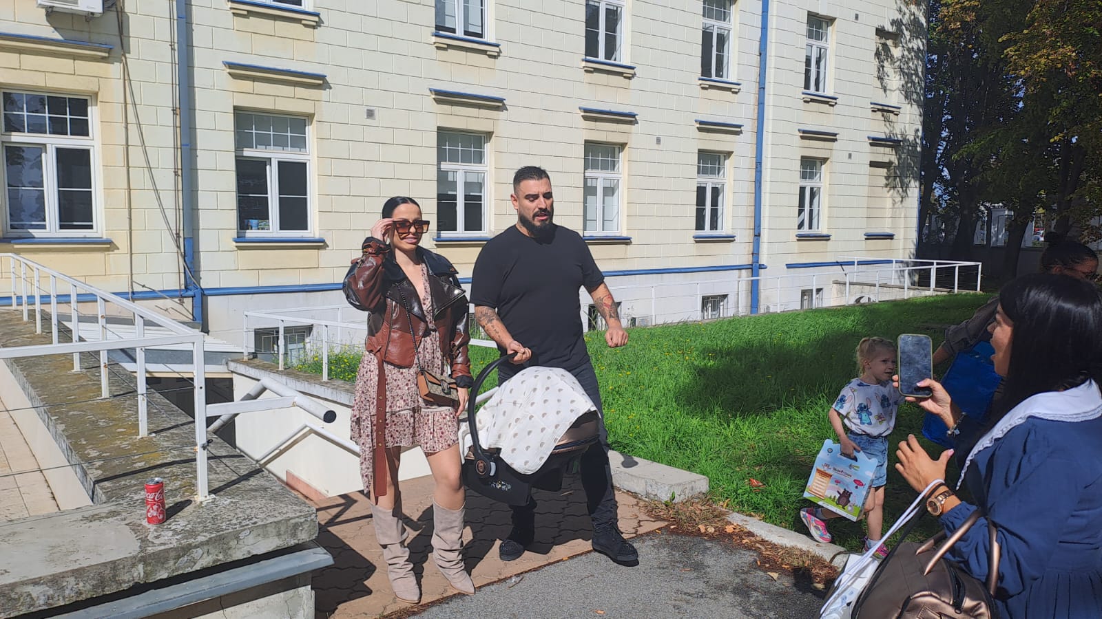 (VIDEO) PJEVAČ STIGAO U PORODILIŠTE Darko Lazić došao po svoje princeze: Donio zlatnu kolijevku