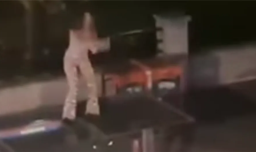 (VIDEO) DRUŠTVENIM MREŽAMA SE ŠIRI HIT SNIMAK Djevojka se popela na autobusku stanicu i pjevala pjesmu Desingerice