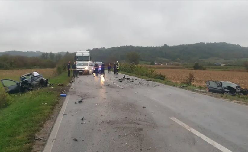(FOTO) STRAVIČNI DETALJI NESREĆE KOD DOBOJA Jedna osoba stradala, saobraćaj obustavljen