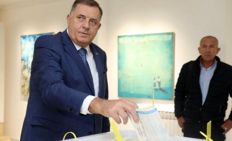 (FOTO) PREDSJEDNIK ISPUNIO GRAĐANSKU DUŽNOST Milorad Dodik glasao u Laktašima