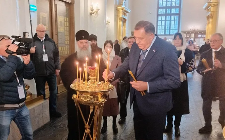 PRISLUŽIO SVIJEĆE I RAZGOVARAO SA SVEŠTENIKOM Predsjednik Dodik posjetio Hram Kazanjske ikone majke Božije