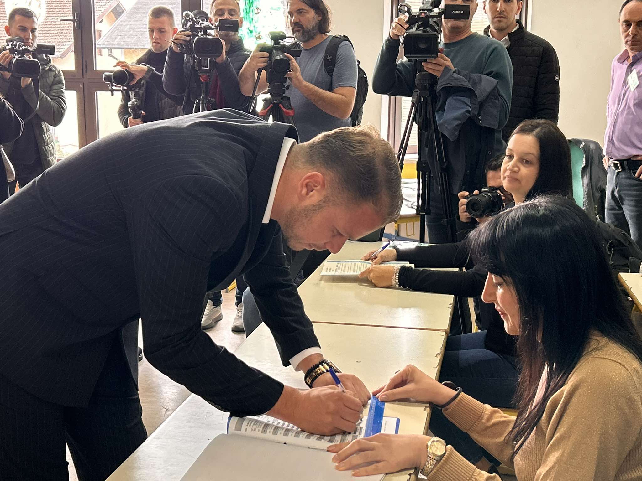 (VIDEO) "BAKA MI DONOSI SREĆU" Draško Stanivuković uz pratnju trubača došao na glasanje