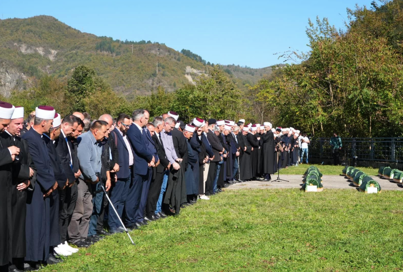 "SUVIŠAN JE SVAKI GOVOR" Klanjana dženaza za 19 žrtava stravičnih poplava u Jablanici