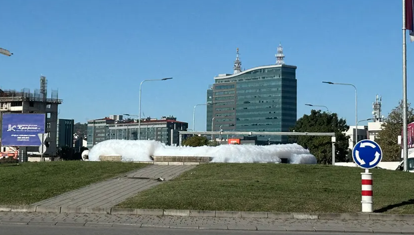 NIJE PRVI PUT! Pjena u fontani kod TC Delta