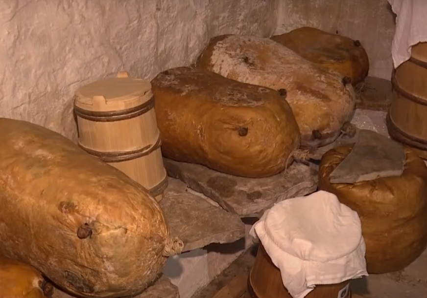"PRVO POMUSTI KRAVE UJUTRU" Cijena najtraženijeg gatačkog kajmaka ide i do 40 KM po kilogramu