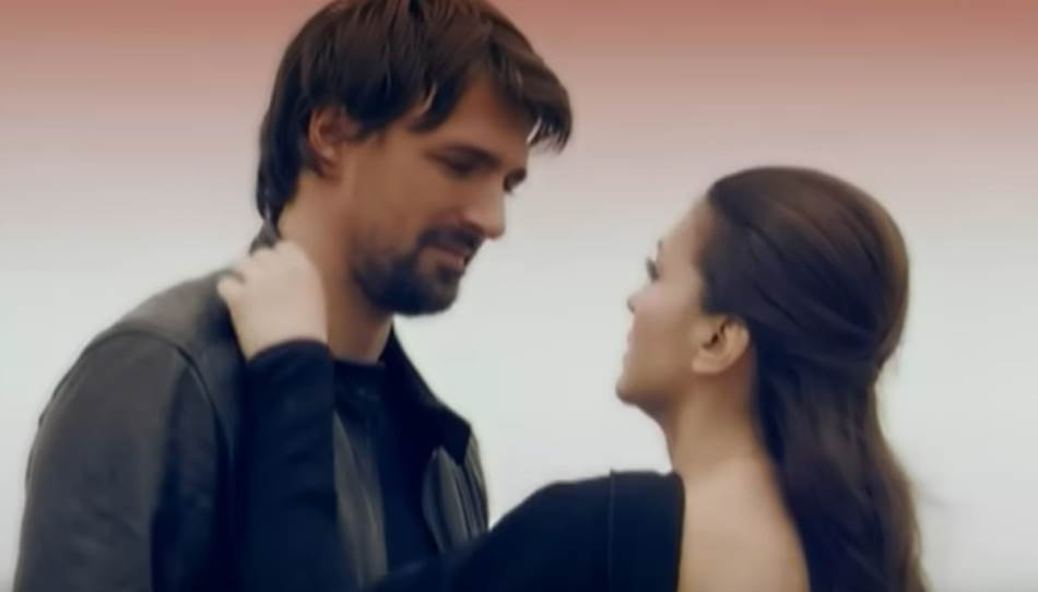 (FOTO/VIDEO) GORAN IVANIŠEVIĆ U SPOTU POZNATE PJEVAČICE Ovako je bivši trener Novaka Đokovića glumio prije 16 godina