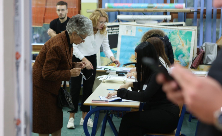 PILOT PROJEKAT U TUZLI Građani pohrlili na biračka mjesta: Koriste se optički skeneri