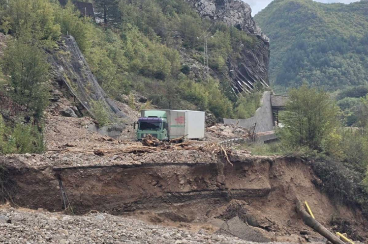 LJUDI ŠIROM BiH POKAZUJU SOLIDARNOST ZBOG POPLAVA! Čovjek iz Mostara ponudio besplatan smještaj porodici s djecom