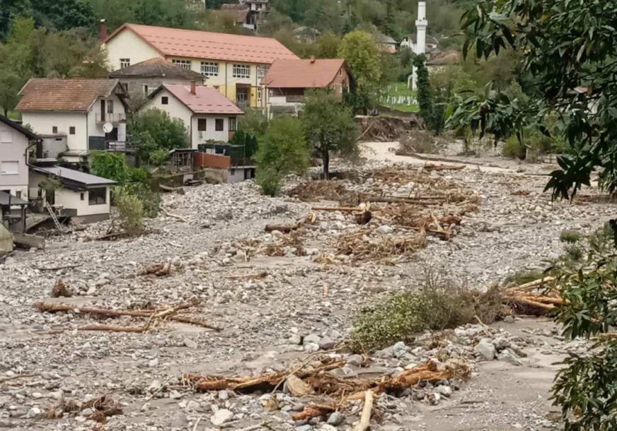 TRAGA SE ZA JEDNOM OSOBOM U KONJICU Građevinska mehanizacija angažovana na brojnim poplavljenim lokacijama